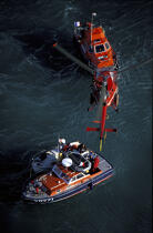 Sauvetage d'un canot à moteur. © Philip Plisson / Plisson La Trinité / AA05077 - Photo Galleries - Air transport