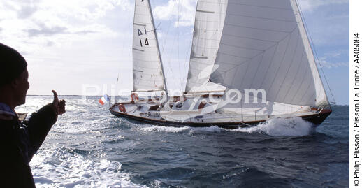 Eric Tabarly félicité par sa femme, Jacqueline. - © Philip Plisson / Plisson La Trinité / AA05084 - Photo Galleries - Sailing Race