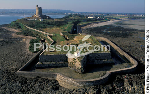 Le fort de la Hougue. - © Philip Plisson / Plisson La Trinité / AA05120 - Nos reportages photos - Fort