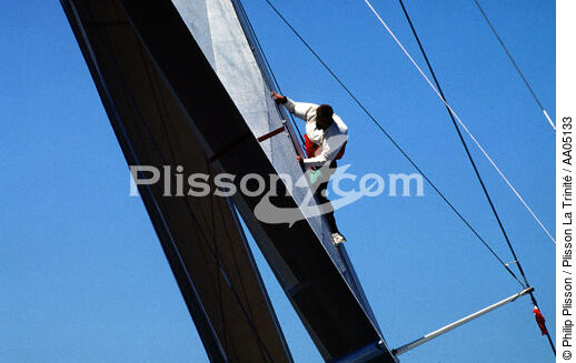 Equipier sur le mât. - © Philip Plisson / Plisson La Trinité / AA05133 - Nos reportages photos - America's Cup