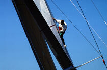 Equipier sur le mât. © Philip Plisson / Plisson La Trinité / AA05133 - Photo Galleries - Manoeuvre