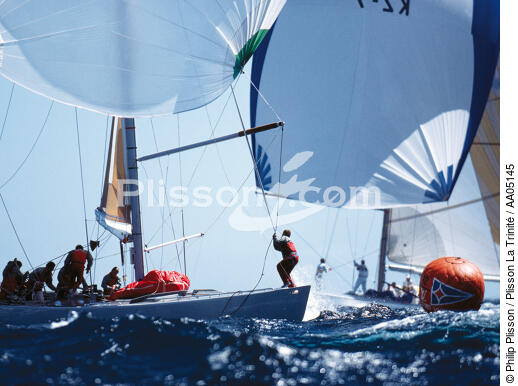 Buoy Passage . - © Philip Plisson / Plisson La Trinité / AA05145 - Photo Galleries - Sails