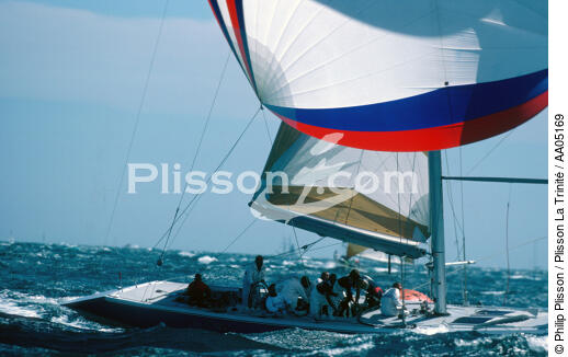 Stars & Stripes sous spi. - © Philip Plisson / Plisson La Trinité / AA05169 - Nos reportages photos - Monocoque de course