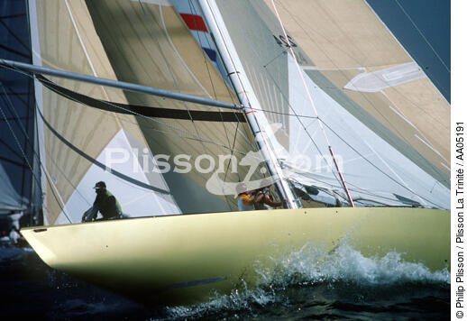 Manoeuvre sur un 12 mètres JI. - © Philip Plisson / Plisson La Trinité / AA05191 - Nos reportages photos - Freemantle 1987