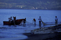 Pêcheur au petit matin. © Philip Plisson / Plisson La Trinité / AA05214 - Photo Galleries - Fishing equipment