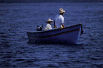 Pêcheurs au petit matin. © Philip Plisson / Plisson La Trinité / AA05217 - Nos reportages photos - Barque