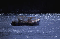 Pêcheur devant l'Anse Dufour. © Philip Plisson / Plisson La Trinité / AA05220 - Photo Galleries - Fisherman
