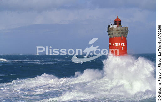 Le phare des Pierres Noires en mer d'iroise. - © Guillaume Plisson / Plisson La Trinité / AA05268 - Nos reportages photos - Phare [29]