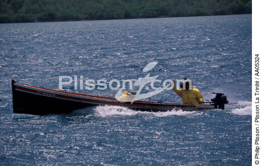 Pêcheurs martiniquais sur leur petite embarcation à moteur - © Philip Plisson / Plisson La Trinité / AA05324 - Photo Galleries - West indies [The]