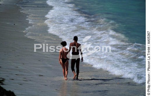 Couple marchant sur la plage de l'Anse Trabaud [Martinique] - © Philip Plisson / Plisson La Trinité / AA05367 - Photo Galleries - Site of interest [Mart]