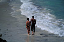 Couple marchant sur la plage de l'Anse Trabaud [Martinique] © Philip Plisson / Plisson La Trinité / AA05367 - Nos reportages photos - Antilles [Les]