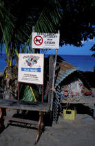 Paneaux municipaux sur la plage des Anse d'Arlet © Philip Plisson / Plisson La Trinité / AA05371 - Nos reportages photos - Antilles [Les]