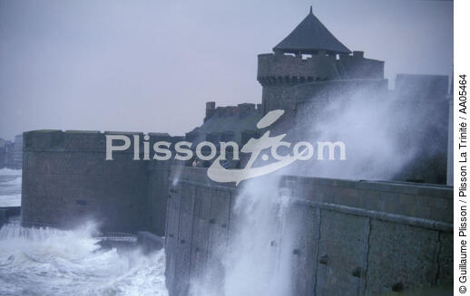 Les vagues à l'assaut des remparts de Saint-Malo. - © Guillaume Plisson / Plisson La Trinité / AA05464 - Nos reportages photos - Tempête