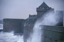 Les vagues à l'assaut des remparts de Saint-Malo. © Guillaume Plisson / Plisson La Trinité / AA05464 - Nos reportages photos - Ville [35]