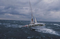 Enza, le catamaran de Peter Blake © Philip Plisson / Plisson La Trinité / AA05477 - Photo Galleries - Storms