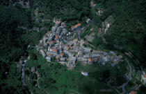 Petit village en Corse. © Philip Plisson / Plisson La Trinité / AA05769 - Nos reportages photos - Vue aérienne