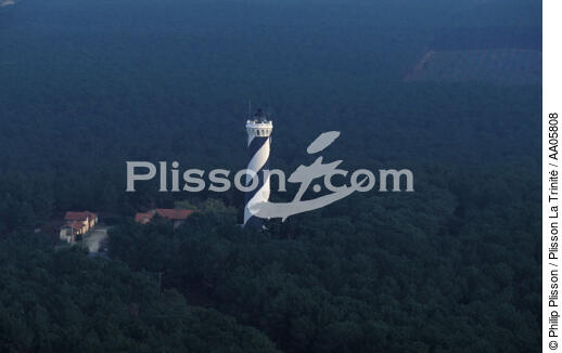 Le phare de Contis, perdu dans la forêt des Landes. - © Philip Plisson / Plisson La Trinité / AA05808 - Photo Galleries - Contis Plage