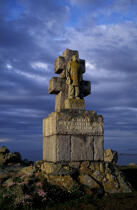 Statue sur l'île de Sein. © Philip Plisson / Plisson La Trinité / AA05891 - Photo Galleries - Iroise Sea [The]
