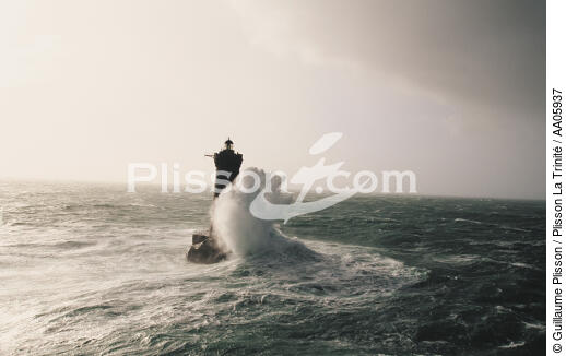 Vague à l'assault du phare du Four. - © Guillaume Plisson / Plisson La Trinité / AA05937 - Nos reportages photos - Tempêtes