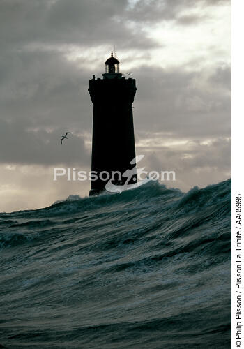 Le Four caché derrière la vague. - © Philip Plisson / Plisson La Trinité / AA05995 - Nos reportages photos - Phare [29]