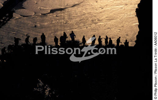 Pornichet, Noël 1999, les bénévoles s'organisent pour combattre la macabre vague graisseuse du pétrole de l'Erika. - © Philip Plisson / Plisson La Trinité / AA06012 - Photo Galleries - Pollution