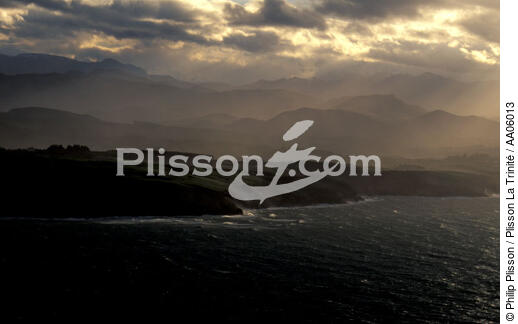 Pays basque, les derniers contreforts de la chaîne des Pyrénées. - © Philip Plisson / Plisson La Trinité / AA06013 - Nos reportages photos - Espagne