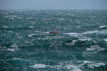 Canot tout temps de l'île de Molène dans le Fromveur, un jour de gros temps. © Philip Plisson / Plisson La Trinité / AA06026 - Nos reportages photos - Sauvetage en mer