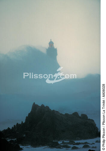 Le phare de la Jument, le long des côtes d'Ouessant. - © Philip Plisson / Plisson La Trinité / AA06028 - Nos reportages photos - Phare [29]