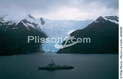 The Jeanne in front the most spectacular Icefall of Patagonia channels. - © Philip Plisson / Plisson La Trinité / AA06084 - Photo Galleries - The Navy