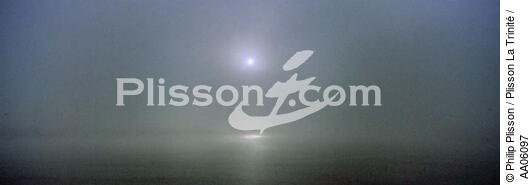 La brume, le cauchemar du marin. - © Philip Plisson / Plisson La Trinité / AA06097 - Photo Galleries - Horizontal panoramic