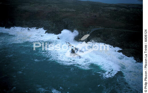 Coup de vent sur la Pointe du Raz. - © Philip Plisson / Plisson La Trinité / AA06124 - Nos reportages photos - Tempête