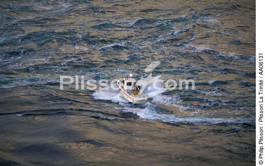 Pêche au bar dans les courants du Raz de Sein. - © Philip Plisson / Plisson La Trinité / AA06131 - Photo Galleries - Fishing boat
