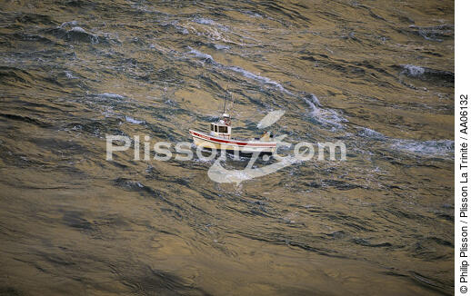 Ligneur dans le Raz de Sein. - © Philip Plisson / Plisson La Trinité / AA06132 - Nos reportages photos - Mer d'Iroise