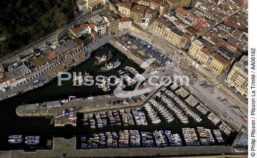 Le port de San Sebastian au Pays Basque. - © Philip Plisson / Plisson La Trinité / AA06162 - Nos reportages photos - Pays Basque