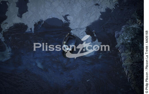 Barque mazoutée sur une plage de Batz sur mer. - © Philip Plisson / Plisson La Trinité / AA06168 - Nos reportages photos - Pollution