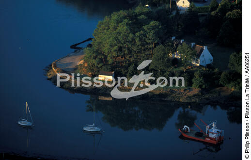 Petit matin sur la rivière de Crac'h. - © Philip Plisson / Plisson La Trinité / AA06251 - Photo Galleries - Lighter used by oyster farmers