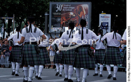 Groupe d'écossais pendant la parade du Festival Interceltique. - © Philip Plisson / Plisson La Trinité / AA06265 - Nos reportages photos - Musique