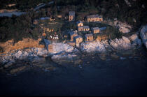 Village sur la côte ouest de la Corse. © Philip Plisson / Plisson La Trinité / AA06350 - Nos reportages photos - Corse