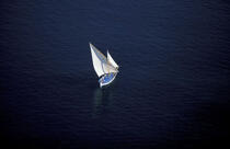 Barque à voile latine sur les côtes corses. © Philip Plisson / Plisson La Trinité / AA06363 - Nos reportages photos - Corse