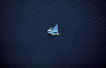 Barque à voile latine. © Philip Plisson / Plisson La Trinité / AA06369 - Nos reportages photos - Corse