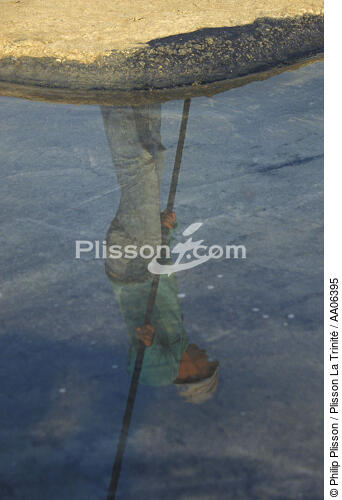 Reflet d'un paludier. - © Philip Plisson / Plisson La Trinité / AA06395 - Nos reportages photos - Paludier