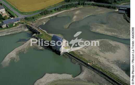 Moulin à marée sur la Rance. - © Philip Plisson / Plisson La Trinité / AA06398 - Nos reportages photos - Rivière