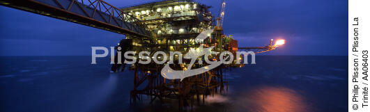La plateforma pétrolière de Claymore. - © Philip Plisson / Plisson La Trinité / AA06403 - Nos reportages photos - Industrie pétrolière