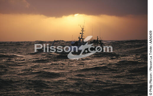 Chalutier concarnois rentrant de pêche; - © Philip Plisson / Plisson La Trinité / AA06409 - Nos reportages photos - Chalutier