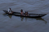Famille sur une pirogue au Vénézuela. © Philip Plisson / Plisson La Trinité / AA06426 - Nos reportages photos - Rivière [Vénéz]
