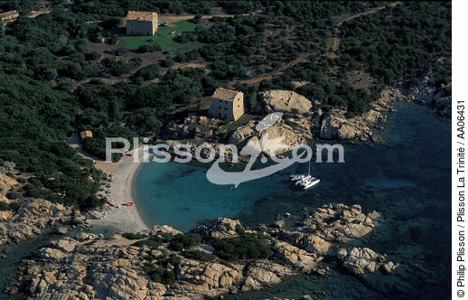 Petite crique dans la Baie de Figari. - © Philip Plisson / Plisson La Trinité / AA06431 - Nos reportages photos - Corse