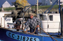 Pêcheur à Trévignon. © Philip Plisson / Plisson La Trinité / AA06456 - Nos reportages photos - Métier
