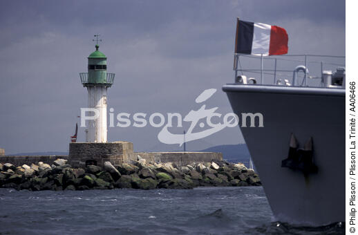 Navire militaire arrivant à Brest. - © Philip Plisson / Plisson La Trinité / AA06466 - Nos reportages photos - Feu de port