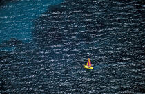 Dériveur sur les côtes corse. © Philip Plisson / Plisson La Trinité / AA06490 - Photo Galleries - Corsica