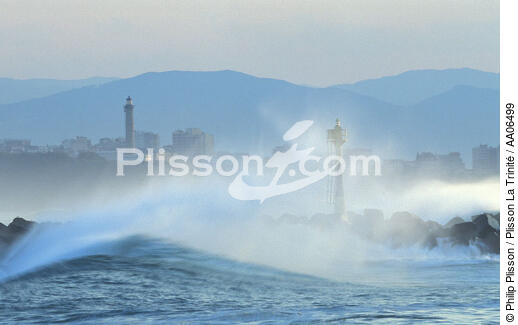 Vague sur la digue à Biarritz. - © Philip Plisson / Plisson La Trinité / AA06499 - Photo Galleries - Wave